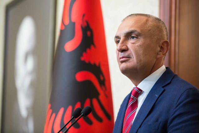 Shkarkimi i Metës kalon për shqyrtim në Kushtetuese, flasin ekspertët: Çfarë parashikon ligji